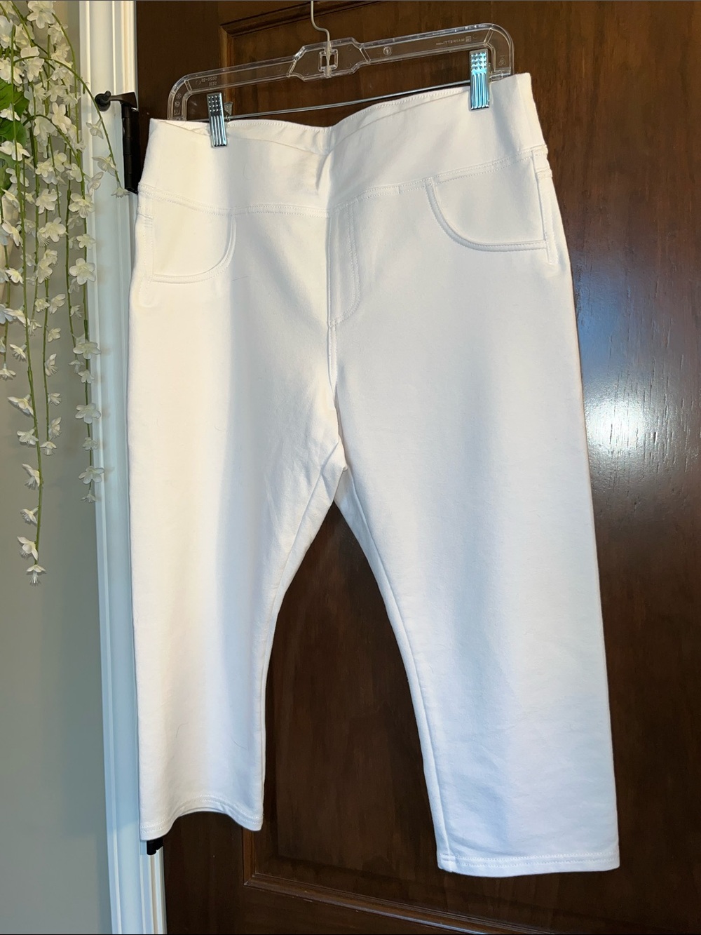HUE White Ankle Cropped Ponte Pants